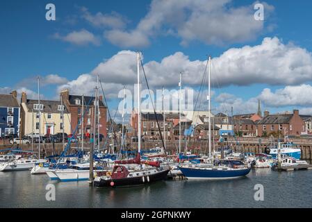 Barche nel pittoresco e colorato porto di Arbroath, Angus, Scozia. Foto Stock