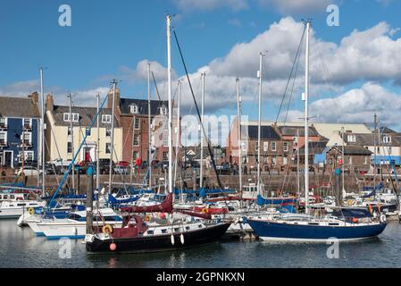 Barche nel pittoresco e colorato porto di Arbroath, Angus, Scozia. Foto Stock