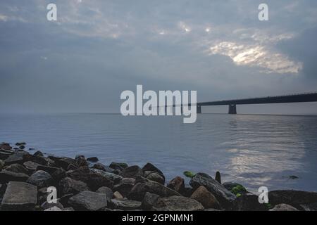 Storebealt Bridge nella nebbia, in Danimarca tra Nyborg e Korsor. Foto Stock