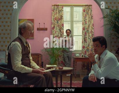 BILL MURRAY, JEFFREY WRIGHT e WALLY WOLODARSKY nella SPEDIZIONE FRANCESE (2021), diretta da WES ANDERSON. CREDIT: AMERICAN EMPIRICAL PICTURES/INDIAN PAINTBRUSH/STUDIO BABELSB / ALBUM Foto Stock