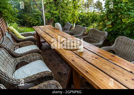 Villa Skovly (Beths Hus), Hesselager, Danimarca. La prima colazione e gli altri pasti possono essere consumati al lungo tavolo sulla terrazza di Villa Skovly. Cecilia Blixen-Finecke, insieme al padre, si occupa delle tende del giardino e della pensione. Foto Stock