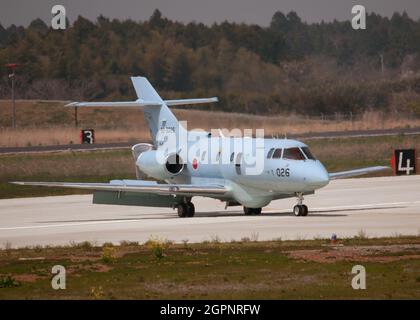 Un Aerospace britannico U125A della Japan Air Self Defense Force si prepara a decollo da Hyakuri AB, Giappone. Foto Stock