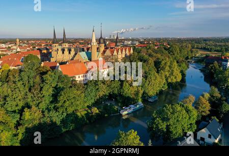 Merseburg, Germania. 30 settembre 2021. Il sole del mattino splende sulla Cattedrale di Merseburg. Una festa di tre giorni a Merseburg dal 1 al 3 ottobre commemora la consacrazione della cattedrale 1000 anni fa. Uno dei punti salienti del programma sotto il motto "Consacrata per l'eternità" è una processione durante la quale la cattedrale riceverà cerimoniosamente una nuova campana. Secondo la tradizione, la Cattedrale di Merseburg fu consacrata il 1 ottobre 1021 alla presenza dell'imperatore Heinrich II e della moglie Kunigunde. (Vista aerea con drone) Credit: Jan Woitas/dpa-Zentralbild/dpa/Alamy Live News Foto Stock