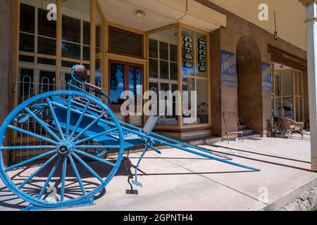 Vecchio carro trainato da cavalli in mostra all'esterno dei Tearooms Thorps Building, Ravenswood, North Queensland, Australia Foto Stock