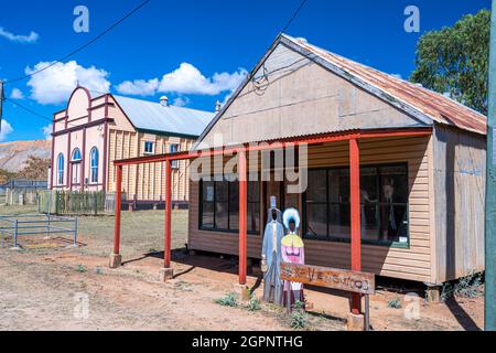Lo storico negozio di torta con edificio della Scuola delle Arti sullo sfondo, Ravenswood, North Queensland Australia Foto Stock