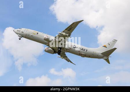 US Navy Boeing P-8 Poseidon velivolo militare sviluppato per la Marina degli Stati Uniti, scalando via al Farnborough International Airshow 2014 Foto Stock