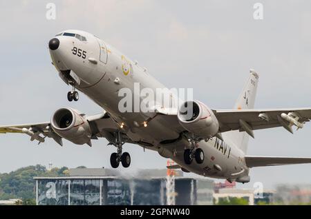 US Navy Boeing P-8 Poseidon velivolo militare sviluppato per la Marina degli Stati Uniti, decollo per la mostra all'Airshow Internazionale di Farnborough Foto Stock