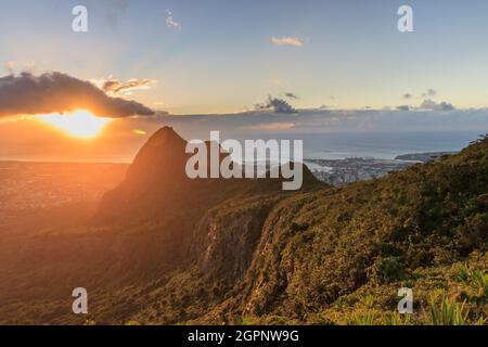 Viste panoramiche da le Pouce su Mauritius, anche se non molto alte, le miountains offrono generalmente viste mozzafiato dell'Isola circostante Foto Stock