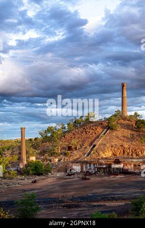 Resti del patrimonio elencato Chillagoe fonderie e camini, nella città all'esterno di Chillagoe, North Queensland Australia Foto Stock