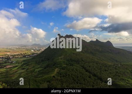 Viste panoramiche da le Pouce su Mauritius, anche se non molto alte, le miountains offrono generalmente viste mozzafiato dell'Isola circostante Foto Stock