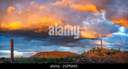 Resti del patrimonio elencato Chillagoe fonderie e camini, nella città all'esterno di Chillagoe, North Queensland Australia Foto Stock