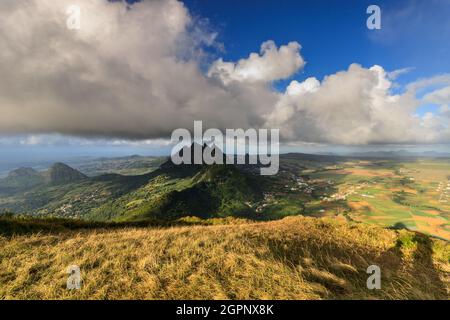 Viste panoramiche da le Pouce su Mauritius, anche se non molto alte, le miountains offrono generalmente viste mozzafiato dell'Isola circostante Foto Stock