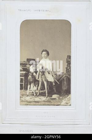Principe Imperiale, c.. 1860. [Principe Luigi Napoleone di Francia su un cavallo a dondolo]. Stampa albume. Foto Stock
