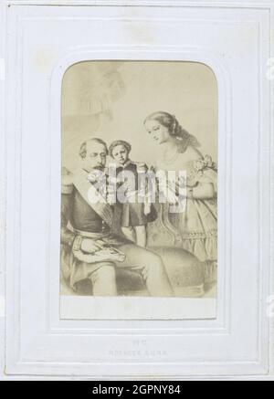 Senza titolo [Napoleone III e la famiglia], 1860-69. [Ritratto di Napoleone III Imperatore dei francesi, sua moglie Imperatrice Eugenie, e figlio Principe Luigi-Napol&#xe9;on]. Stampa albume. Foto Stock