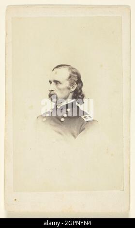 Generale George Armstrong Custer, 1860/76. [Ritratto di George Armstrong Custer, ufficiale dell'esercito statunitense e comandante della cavalleria nella guerra civile americana e nelle guerre indiane americane]. Stampa albume (carte-de-visite). Foto Stock