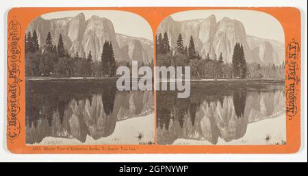 Vista speculare delle rocce della Cattedrale. Yo Semite Val, Cal., 1863/1903. [Lago e montagne nella Yosemite Valley, California]. Stampa albume, stereocard. Foto Stock