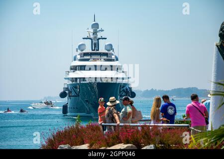 Marbella, Malaga, Spagna 1° settembre 2019. Mega yacht Solandge di 85 metri, costruito dal cantiere navale di Lürssen in Germania arrivando al porto di Puerto Banus Foto Stock