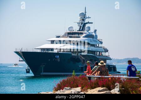 Marbella, Malaga, Spagna 1° settembre 2019. Mega yacht Solandge di 85 metri, costruito dal cantiere navale di Lürssen in Germania arrivando al porto di Puerto Banus Foto Stock