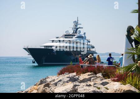 Marbella, Malaga, Spagna 1° settembre 2019. Mega yacht Solandge di 85 metri, costruito dal cantiere navale di Lürssen in Germania arrivando al porto di Puerto Banus Foto Stock