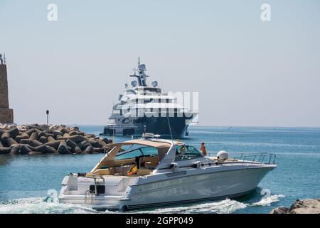 Marbella, Malaga, Spagna 1° settembre 2019. Mega yacht Solandge di 85 metri, costruito dal cantiere navale di Lürssen in Germania arrivando al porto di Puerto Banus Foto Stock