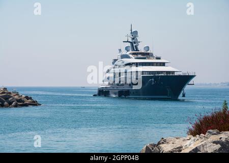 Marbella, Malaga, Spagna 1° settembre 2019. Mega yacht Solandge di 85 metri, costruito dal cantiere navale di Lürssen in Germania arrivando al porto di Puerto Banus Foto Stock