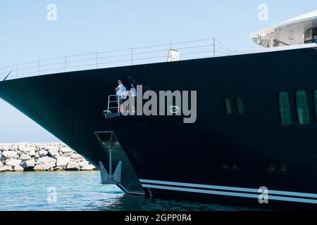 Marbella, Malaga, Spagna 1° settembre 2019. Mega yacht Solandge di 85 metri, costruito dal cantiere navale di Lürssen in Germania arrivando al porto di Puerto Banus Foto Stock