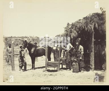 Army Forge Scene, di fronte a Pietroburgo, agosto 1864. [Scena della Guerra civile americana: Cavallo che viene tirato a un negozio di fabbro. Notare i soffietti grandi attaccati alla fucina, e l'uomo martellando il ferro di cavallo a destra]. Stampa albume, pl. 77 dall'album "Gardner's Photographic Sketch Book of the War, volume II" (1866). Foto Stock