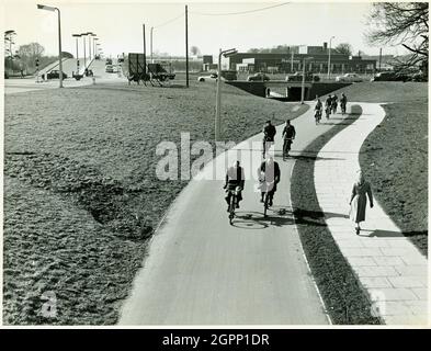 Six Hills Way, Stevenage, Hertfordshire, 1957-1965. Guardando verso ovest verso i sentieri pedonali e ciclabili sotto la carreggiata della rotatoria Six Hills all'incrocio tra Six Hills Way e Lytton Way, con Six Hills Way che attraversa la linea ferroviaria principale sullo sfondo sinistro. Stevenage fu designata la prima città nuova l'11 novembre 1946 e i primi residenti si trasferirono nelle loro nuove case nel 1952. Precedentemente Crown Copyright (ora scaduto). Foto Stock