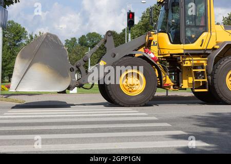 escavatore giallo su crosswalk Foto Stock