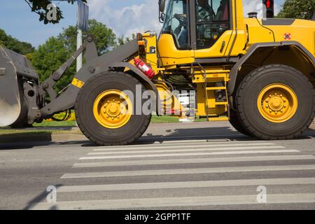 escavatore giallo su crosswalk Foto Stock