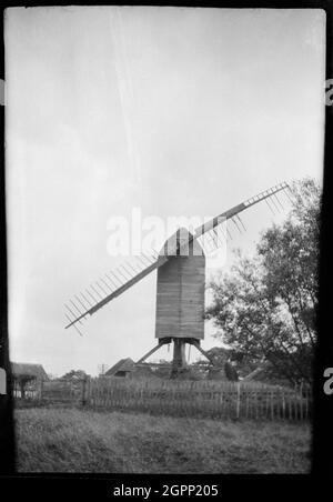 Rollenden Mill, Benenden Road, Rollenden, Ashford, Kent, 1932. Una vista del Mulino di Rolvenden, che mostra il mulino a posta con due vele danneggiate. Questo post mulino è stato costruito nei primi del 18 ° secolo, anche se uno esiste sul sito da circa il 1596. Cessò di funzionare nel 1883 e la casa rotonda originale fu rimossa nella prima guerra mondiale. Il mulino fu successivamente restaurato nel 1956. Foto Stock