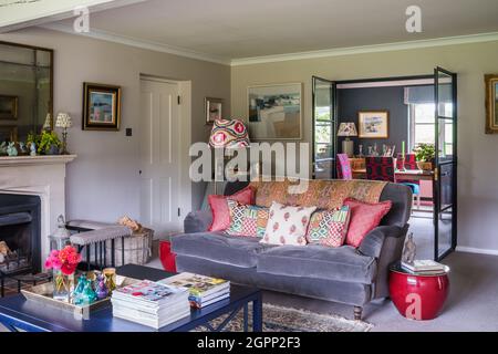 Divano a due posti con porta della casa colonica Hampshire, Regno Unito Foto Stock