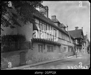 Bablake School, Hill Street, Coventry, 1941. Bablake School ha visto da Hill Street mostrando un uomo che esegue lavori di riparazione a una delle finestre dormer e Bond's Hospital in background. Foto Stock