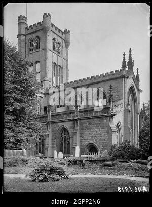 Chiesa di San Giovanni Battista, Fleet Street, Bablake, Coventry, 1941. L'estremità occidentale della Chiesa di San Giovanni Battista vista da nord-ovest mostrando le finestre a bordo a causa di danni alla bomba. Durante il Coventry Blitz St John's, Bablake subì danni bomba alle sue finestre e al tetto. Foto Stock