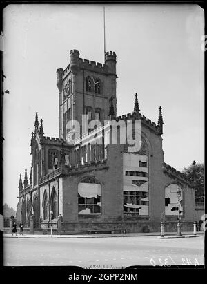 Chiesa di San Giovanni Battista, Fleet Street, Bablake, Coventry, 1941. L'estremità orientale della chiesa di San Giovanni Battista è vista da Corporation Street e mostra le finestre salite a bordo a causa di danni provocati dalla bomba. Durante il Coventry Blitz St John's, Bablake subì danni bomba alle sue finestre e al tetto. Foto Stock