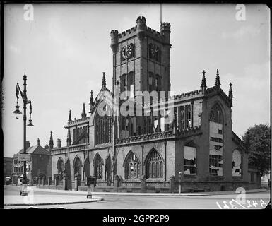 Chiesa di San Giovanni Battista, Fleet Street, Bablake, Coventry, 1941. La Chiesa di San Giovanni Battista vista da sud-est mostra le finestre salite a bordo a causa di danni alla bomba. Durante il Coventry Blitz St John's, Bablake subì danni bomba alle sue finestre e al tetto. In questa vista si può vedere una scala che fornisce l'accesso al tetto della navata sud del canale. Un avviso che fornisce le indicazioni per il più vicino ripiano ARP (Air RAID Precauzioni Shelter) può essere visto sulla luce stradale in primo piano a sinistra. Foto Stock