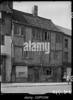 35-36 Gosford Street, Coventry, Coventry, Coventry, 1941. L'esterno di 35 e 36 Gosford Street. L'edificio sembra mostrare prove di danni alla bomba. Il centro di Coventry è stato devastato dalle incursioni aeree il 14 novembre 1940. I bombardamenti hanno lasciato la vicina cattedrale in rovina e distrutto gran parte del tessuto storico della città. Il Jaguar Building della Coventry University occupa ora questa parte di Gosford Street. Foto Stock