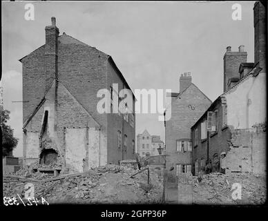 16, Little Park Street, Coventry, 1941. Le case di Court 16 sul lato est di Little Park Street mostrano danni causati da incursioni aeree. Il centro di Coventry è stato devastato dalle incursioni aeree nel novembre 1940. I bombardamenti lasciarono la cattedrale in rovina e distrussero gran parte del tessuto storico della città. Il tribunale numero 16 è stato situato sul retro di 78 e 79 Little Park Street. Il quartier generale della polizia delle West Midlands occupa ora il sito. Foto Stock