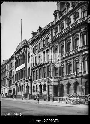Colmore Row, Birmingham, 1941. Una vista che guarda a nord ovest lungo Colmore Row dall'incrocio di Church Street, con sacchi di sabbia costruiti al di fuori del numero 55 in primo piano Foto Stock