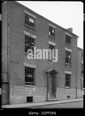 Chapel House, Chapel House Street, Deritend, Digbeth, Birmingham, 1941. L'esterno della Chapel House mostra finestre rotte, probabilmente un risultato di danni bomba. Praticamente ogni edificio sulla Chapel House Street, compresa la Chapel House House House, era stato demolito nei primi anni '50. Foto Stock