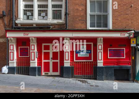 Ufficio postale Vaults in Pinfold Street, Birmingham è un premiato pub reale birra Foto Stock