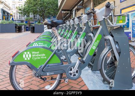 Row of West Midlands Noleggio biciclette su una rastrelliera nel centro di Birmingham Foto Stock