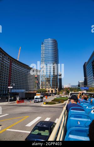 Fairmont Century Plaza sull'Avenue of the stars dell'Olympic Bl West e Century Dr. Vista dall'autobus panoramico scoperto. Los Angeles, California Foto Stock