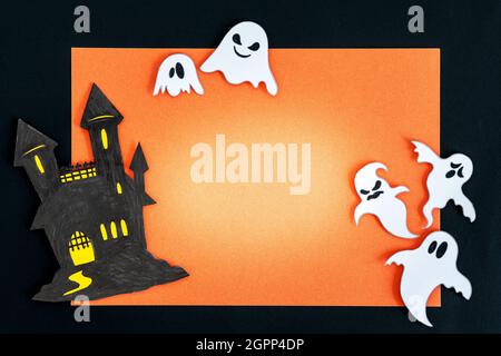 Primo piano di uno sfondo arancione di Halloween con diverse decorazioni in 3d di Halloween Foto Stock