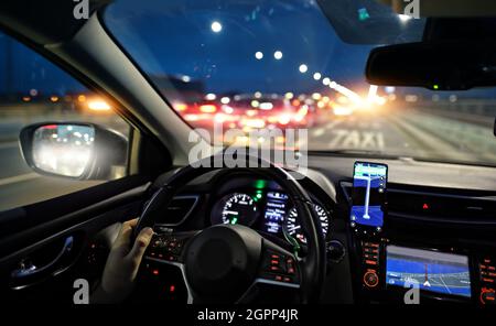 guida notturna in città in auto Foto Stock