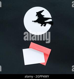 Primo piano di uno sfondo nero di Halloween con diverse decorazioni in 3d di Halloween Foto Stock