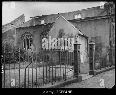 Chiesa di San Benedetto, Via San Benedetto, Norwich, Norfolk, 1942. L'elevazione a nord della Chiesa di San Benedetto mostra danni bomba a seguito di un raid aereo nel gennaio 1942. Solo la torre rotonda di San Benedetto sopravvive ancora, circondata da una tenuta costruita durante gli anni '70. Foto Stock