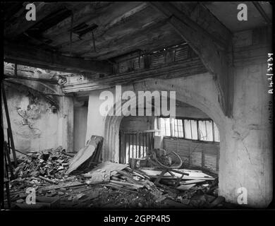 The Great Hall, 127 Oak Street, Norwich, Norfolk, 1942. L'interno di una stanza al primo piano nella Sala Grande a Flowerpot Yard che mostra danni bomba. Nell'aprile 1942 la Grande Sala fu gravemente danneggiata da un'esplosione di bombe e in parte bruciata. Da allora è stato restaurato ed è ora un edificio classificato di grado II. Foto Stock