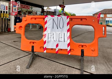 Warminster, Wiltshire, Regno Unito - 28 settembre 2021: Un cartello No Fuel sul piazzale di una stazione di servizio esso a East Street, Warminster, Wiltshire, Regno Unito Foto Stock