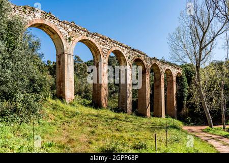 Lorrain acquedotto lungo la 'Via delle fonti', nella campagna di Campiglia Marittima, provincia di Livorno, Toscana, Italia Foto Stock